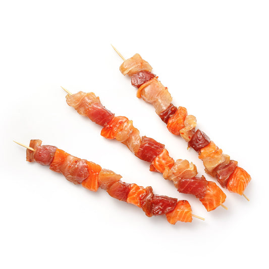 Frigărui afumat din ton, somon și pește spadă cu sos sweet chili și shriracea